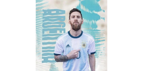 Messi coloca na nova camisa argentina